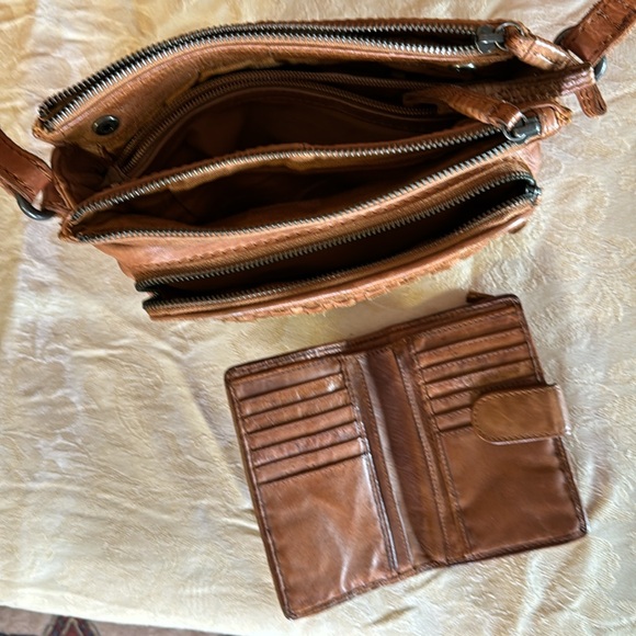 Zoa, Leather Crossbody and wallet. - Picture 6 of 9